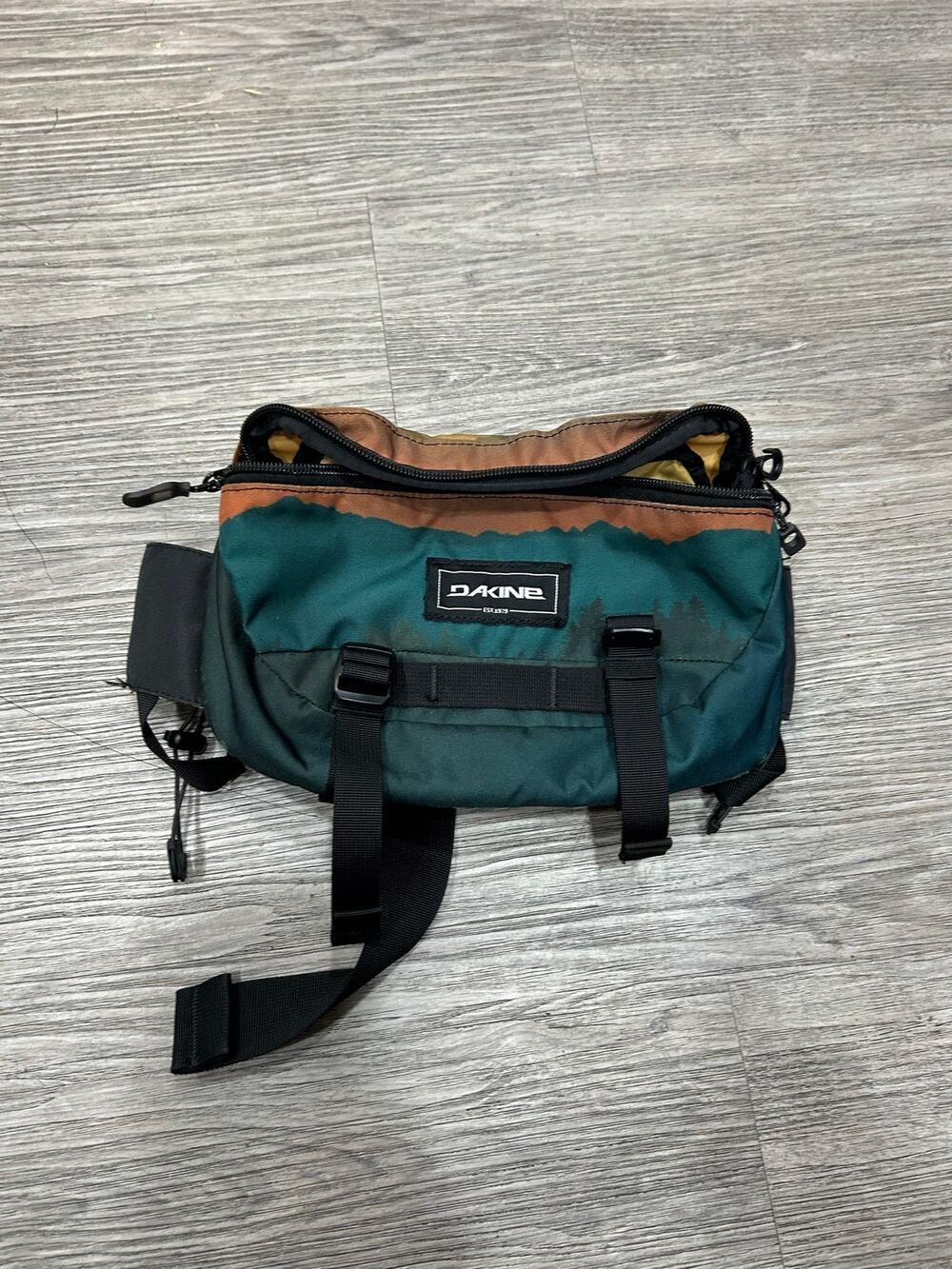 Dakine Hot Laps 2L Waist Pack Mountain Landscape Fanny Pack Lumbar Cycling Bag